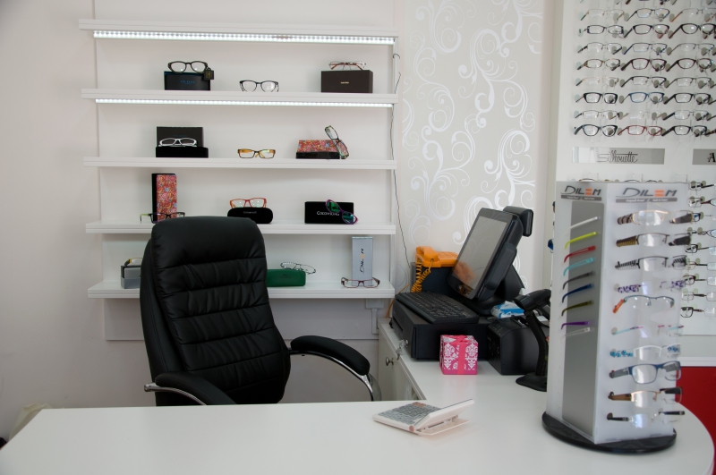 opticien-TOUET DE L ESCARENE-min_spectacle-office-furniture-room-interior-design-design-809392-pxhere.com